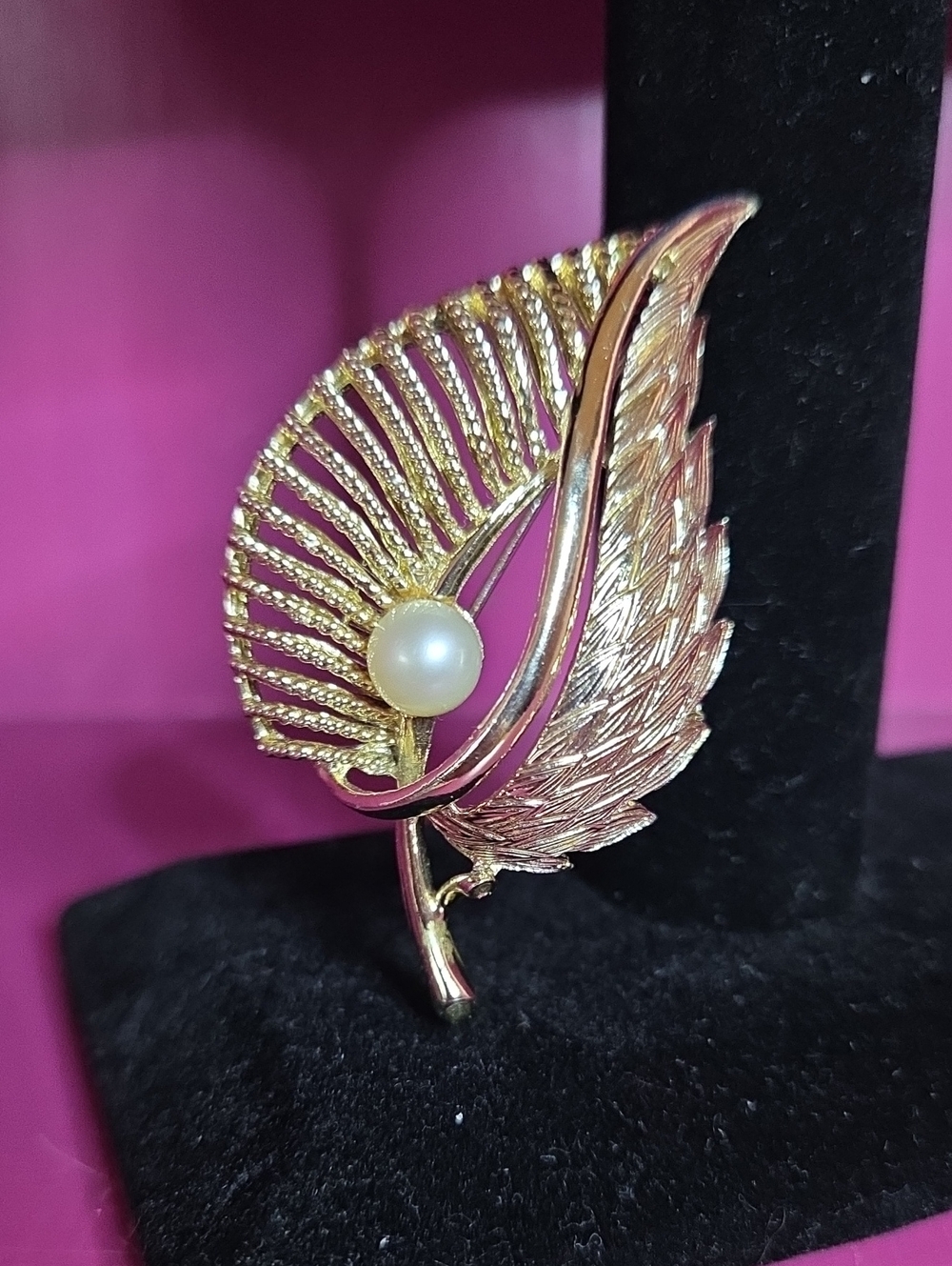 Vintage Mid-Century 50s Coro Gold-Tone Leaf Brooch w Single Faux Pearl